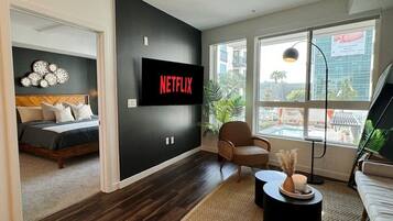 1 slaapkamer, een bureau, een strijkplank/strijkijzer, wifi