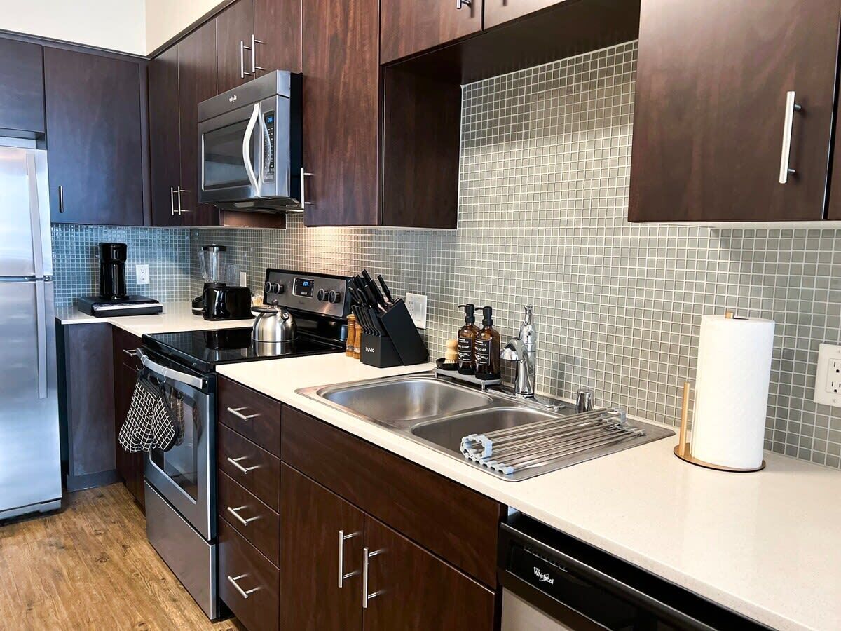 Jääkaappi, mikroaaltouuni, uuni, liesi