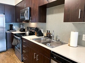 Kjøleskap, mikrobølgeovn, ovn og kokeplater