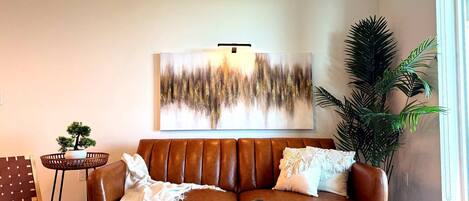 Smart-TV, fotballspill, bordtennis og bøker