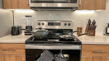 Refrigerador, microondas, horno y parrilla de estufa