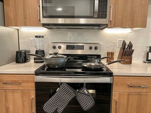 Fridge, microwave, oven, stovetop - Luxurious Mid-Hollywood (City View+Free Parking) 10min to Universal Studios (Beverly Hills)