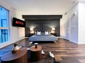 1 soverom, skrivebord, strykejern/-brett og reiseseng for barn