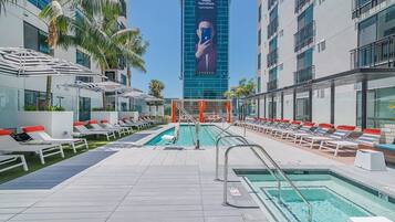 Una piscina al aire libre