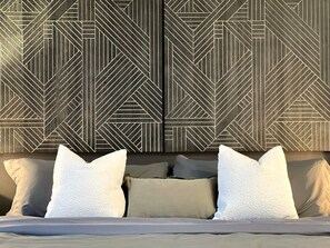 1 chambre, bureau, fer et planche à repasser, lit parapluie