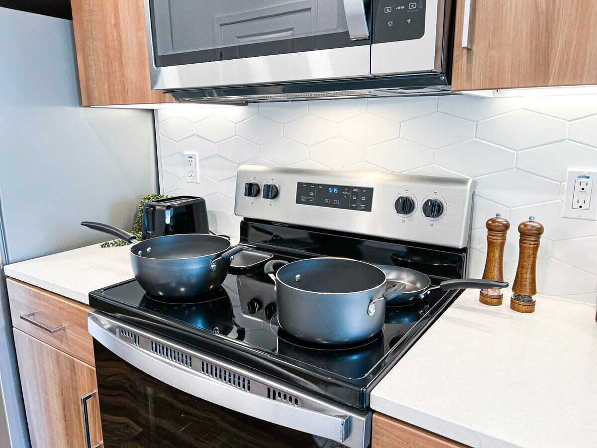 Een koelkast, een microgolfoven, een oven, een kookplaat