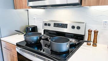 Een koelkast, een microgolfoven, een oven, een kookplaat