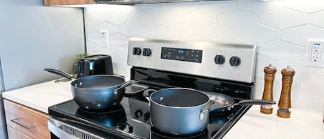 Kühlschrank, Mikrowelle, Ofen, Herdplatte