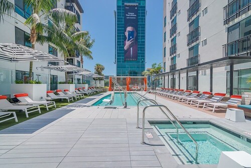 Modern Cosmopolitan APT Mid Hollywood with Free Parking 10mins to Universal Studios