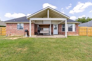 Exterior - Spacious TX Oasis – Game Room, PS5, Xbox, & BBQ (Fort Worth)