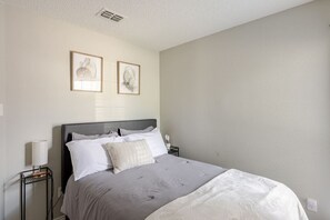 4 bedrooms, desk, iron/ironing board, free WiFi - Spacious TX Oasis – Game Room, PS5, Xbox, & BBQ (Fort Worth)