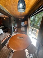 Decoración individual, mobiliario individual, wifi gratis y ropa de cama