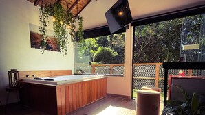 Una cocina moderna con techo de madera, una isla grande y vistas al exterior.