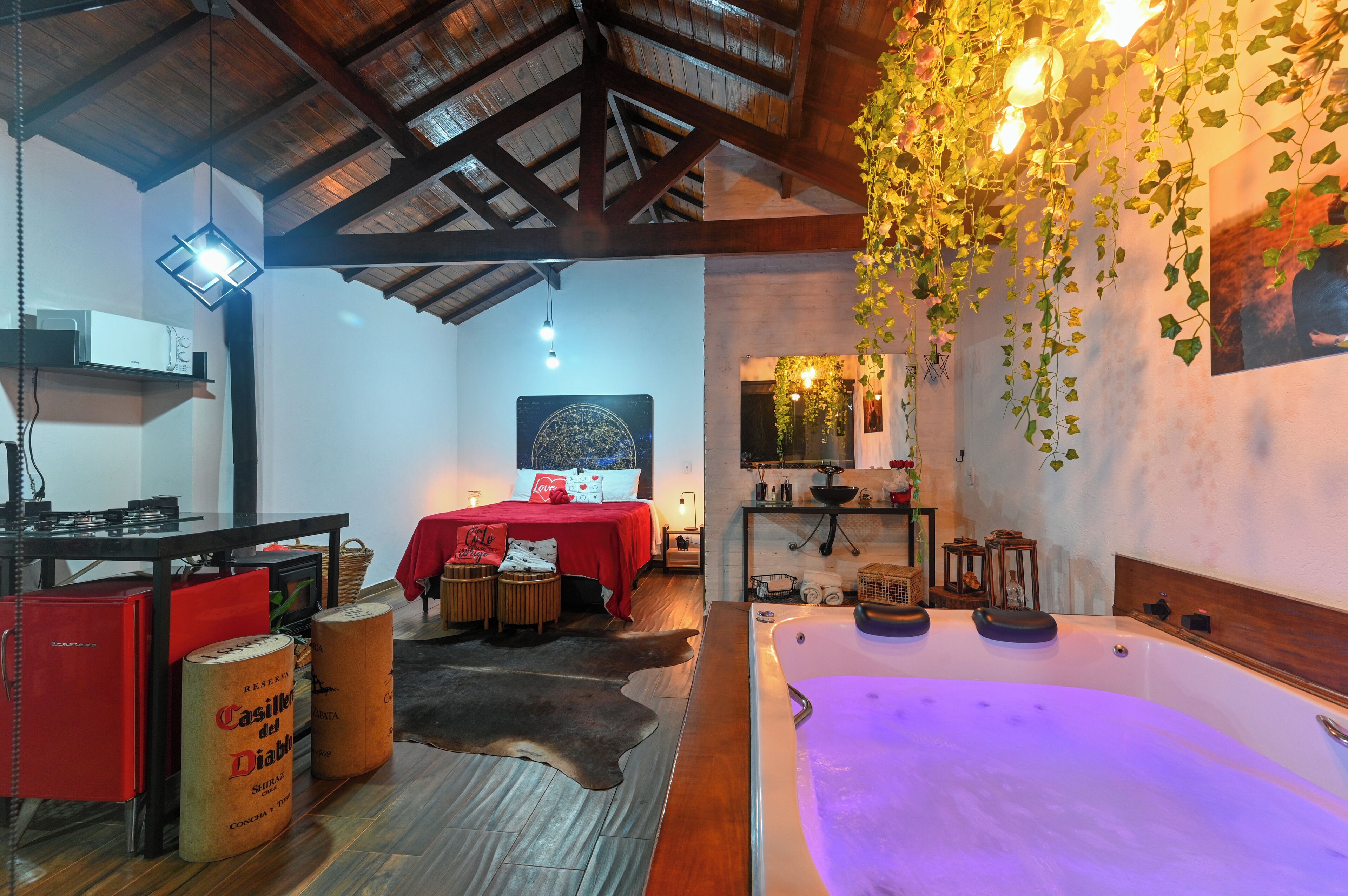 Habitación doble de lujo, 1 habitación, balcón | Decoración personalizada, muebles diferentes y wifi gratis 