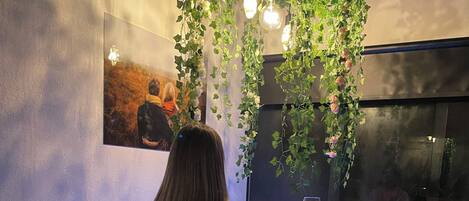 Luxe tweepersoonskamer, 1 slaapkamer, balkon | Woonruimte | Smart-tv, een open haard, Netflix en streamingdiensten