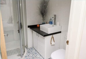 Apartment | Bathroom | Shower - 1 Bed Studio Sleeps 4 - Seaside, Dog Friendly (Bridlington)