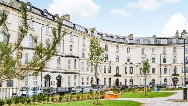 A row of white, multi-story buildings with a central courtyard. - 1 Bed Studio Sleeps 4 - Seaside, Dog Friendly (Bridlington)