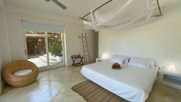 Chambre Double Supérieure, vue piscine | 1 chambre, coffres-forts dans les chambres