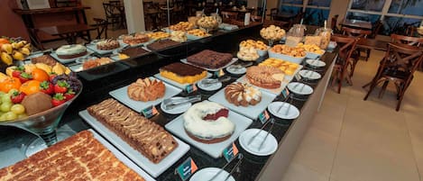 Un buffet proposant une variété de desserts et de fruits.