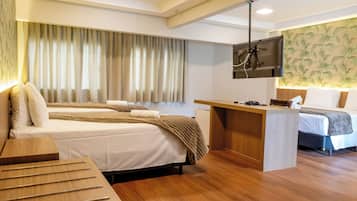 Quarto quádruplo luxo | Cofres nos quartos, cortinas blackout, quartos à prova de som