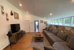 Smart TV, fireplace, video games, books - Lake Hartwell with private dock, scenic views & easy access to nearby boat ramp. (Martin)