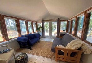 Smart-TV, Kamin, Videospiele, Bücher