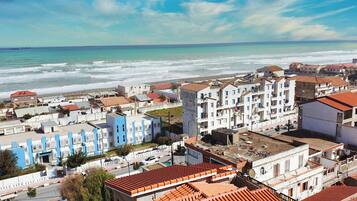 Playa privada, tumbonas, sombrillas y vóley playa