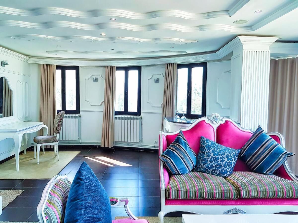 أغطية فراش متميزة وميني بار ومساحة عمل للكمبيوتر المحمول