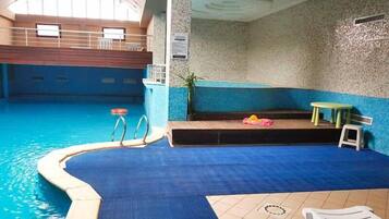 Una piscina cubierta, cabañas de piscina gratuitas, tumbonas