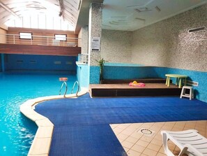 Una piscina cubierta, cabañas de piscina gratuitas, tumbonas