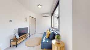 Smart TV - Elegant & Comfy 1 Bedroom Studio with Sofa bed in the heart of Athens Psyri. (Athina)