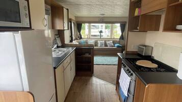 Chalet | Private kitchen | Fridge, microwave, oven, stovetop