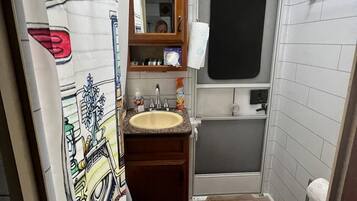 Kabin | Kamar mandi | Kombinasi shower/bathtub, bathtub besar, dan perlengkapan mandi gratis