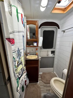Ferienhütte | Badezimmer | Duschwanne, Komfortbadewanne, kostenlose Toilettenartikel, Haartrockner