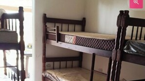 A bunk bed in a room with tiled flooring. - Green slice (Mairinque)