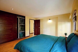 2 habitaciones, tabla de planchar con plancha y cuna de viaje