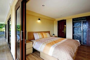 2 bedrooms, iron/ironing board, travel crib, free WiFi