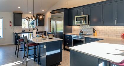 TRASK RIVER FISHING LODGE: New Riverfront Luxury with acreage and great views!