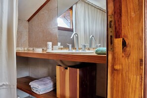 Haartrockner, Bidet, Handtücher, Seife