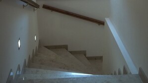 A staircase with a handrail, a small window at the top, and wall-mounted lights. - Villa Wellspacher - Private Luxury Family Apartment 2 in Semmering - Ski Holiday (Semmering-Kurort)