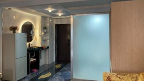 Une cuisine moderne équipée d’un réfrigérateur, d’un évier et d’un vase décoratif.