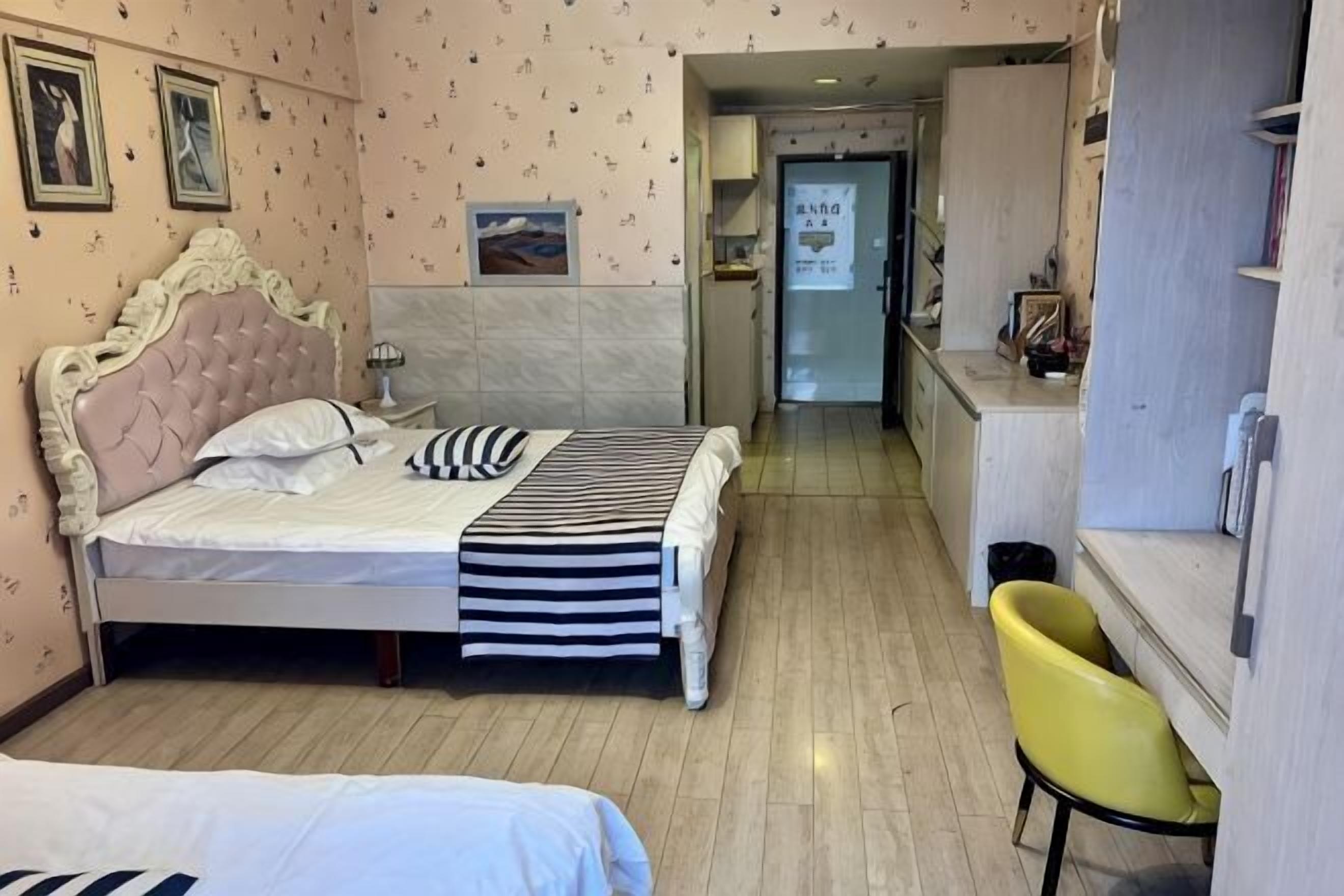Ein Schlafzimmer mit Bett, Nachttisch und Stuhl.