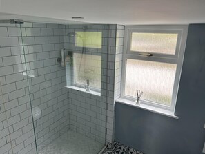 Ferienhaus | Badezimmer | Dusche, Handtücher