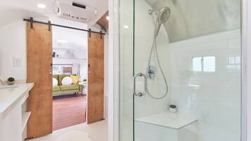 Estudio Deluxe, 1 cama de matrimonio | Baño | Ducha, artículos de higiene personal gratuitos y secador de pelo