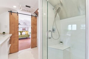 Deluxe Studio, 1 Queen Bed | Bathroom | Shower, free toiletries, hair dryer, slippers - Acres Landing (Desert Hot Springs)