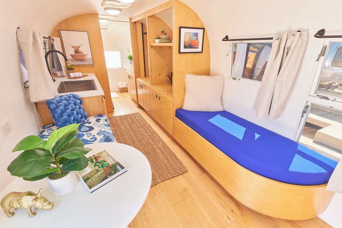 Decoración personalizada, muebles diferentes y wifi gratis