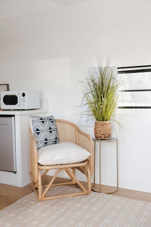Premier Studio Suite, 1 Queen Bed | Individually decorated, individually furnished, free WiFi, bed sheets