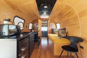 Superior-Studio, 1 Queen-Bett | Individuell dekoriert, individuell eingerichtet, kostenloses WLAN