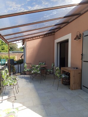 Outdoor dining - Villa Proche Campagne à 20 min des Plages. Idéal Enfants! (Montady)