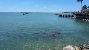 A coastal scene with calm waters, a pier, and boats. - Flat Iate Plaza Vista Incrível! (Mucuripe Fortaleza)